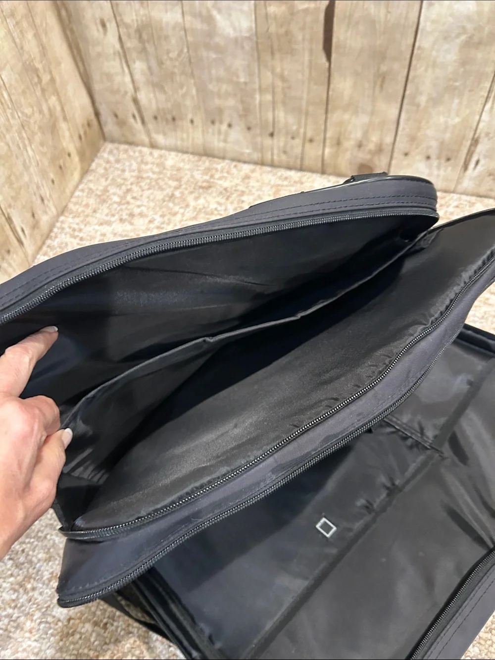 Targus Black Men's Laptop Bag with Shoulder Strap/ Carry On